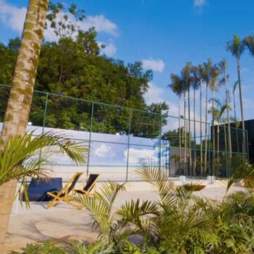 Primeira escola para influenciadores do Brasil tem praia artificial e cursos de até R$ 35 mil; Conheça
