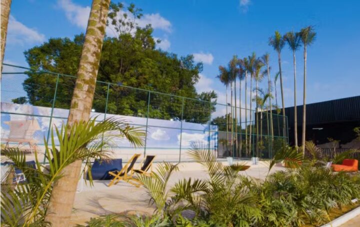 Primeira escola para influenciadores do Brasil tem praia artificial e cursos de até R$ 35 mil; Conheça