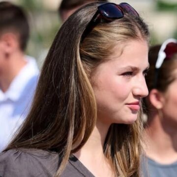 Princesa Leonor, da Espanha, usa óculos de sol de marca baiana durante evento náutico