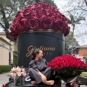 Rafa Kalimann se emociona ao receber caminhão de flores de Nattan: ‘Não tem medo de demonstrar o que sente’