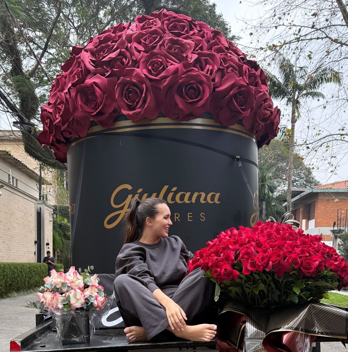 Rafa Kalimann se emociona ao receber caminhão de flores de Nattan: ‘Não tem medo de demonstrar o que sente’