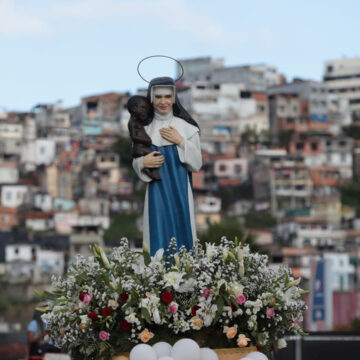 Aeroporto de Salvador recebe imagem peregrina de Santa Dulce dos Pobres nesta segunda (4)