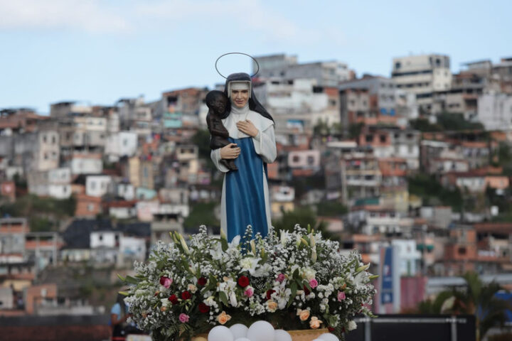 Aeroporto de Salvador recebe imagem peregrina de Santa Dulce dos Pobres nesta segunda (4)