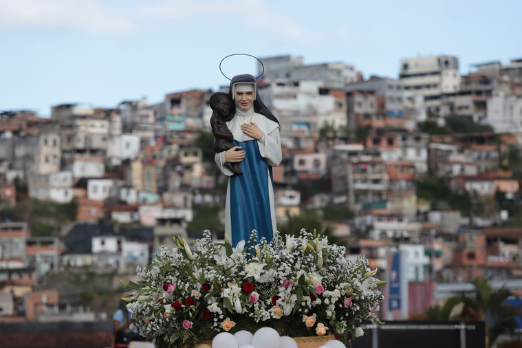Aeroporto de Salvador recebe imagem peregrina de Santa Dulce dos Pobres nesta segunda (4)