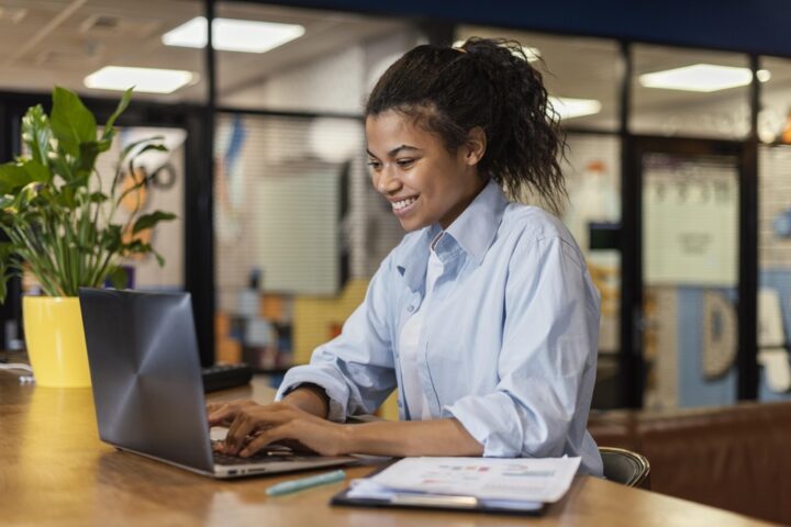 Participação de mulheres negras no mercado de trabalho cresce cerca de 18%