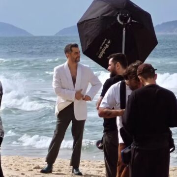 Wagner Moura é flagrado em ensaio em Copacabana e se prepara para estreia de peça em Salvador