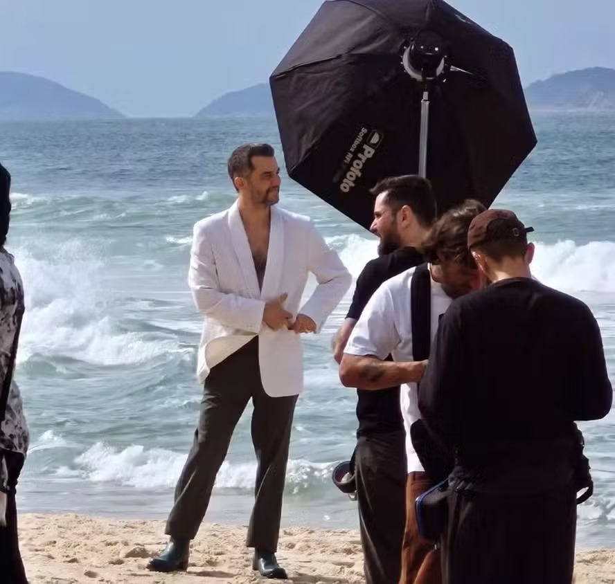 Wagner Moura é flagrado em ensaio em Copacabana e se prepara para estreia de peça em Salvador
