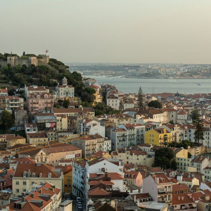 Lisboa lidera ranking mundial de destinos que mais favorecem a felicidade dos turistas; confira a lista