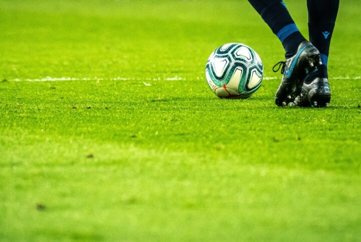Cinco clubes do Brasil entram na lista dos 100 que mais movimentaram transferências em 2025