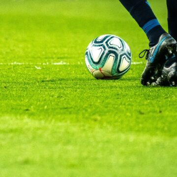 Cinco clubes do Brasil entram na lista dos 100 que mais movimentaram transferências em 2025