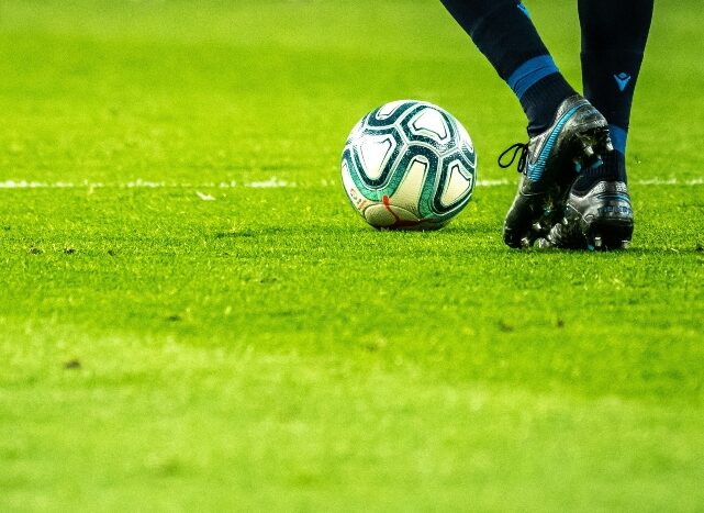 Cinco clubes do Brasil entram na lista dos 100 que mais movimentaram transferências em 2025