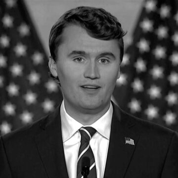Charlie Kirk, influenciador aliado a Trump, morre após ser baleado durante evento nos EUA