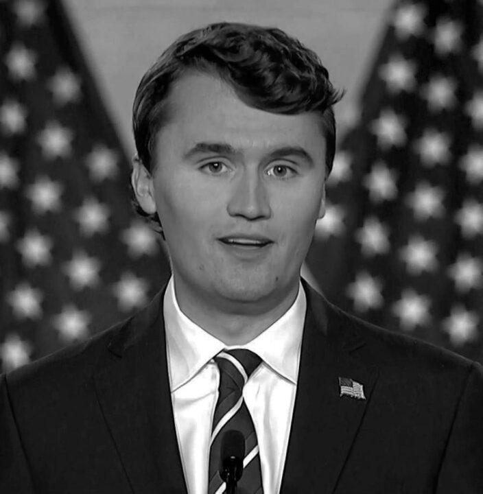 Charlie Kirk, influenciador aliado a Trump, morre após ser baleado durante evento nos EUA