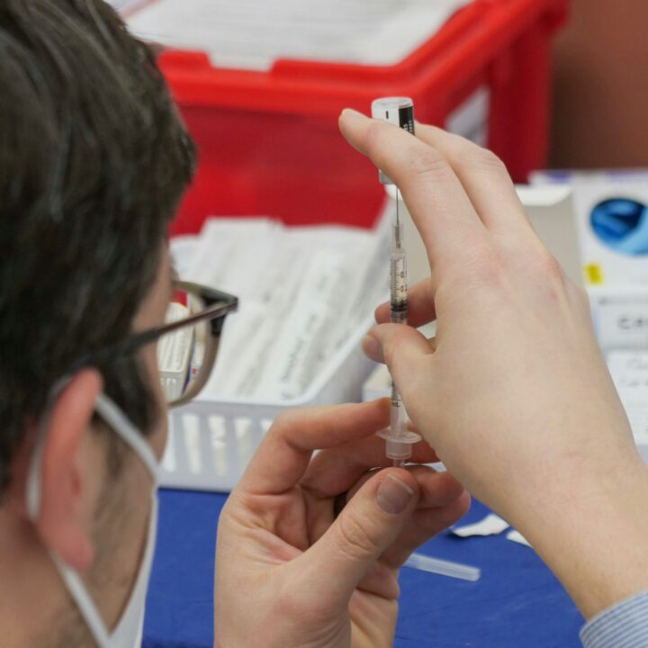 Rússia afirma que vacina contra câncer colorretal está ‘pronta para uso’