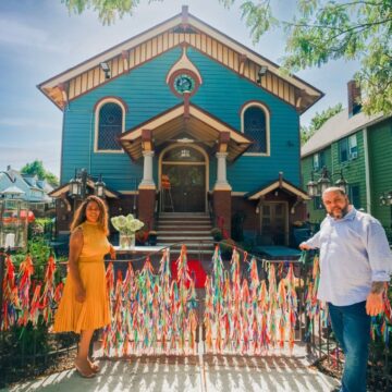 Restaurante brasileiro nos EUA recria fachada da Igreja do Bonfim com 30 mil fitinhas coloridas