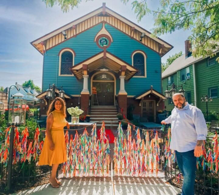Restaurante brasileiro nos EUA recria fachada da Igreja do Bonfim com 30 mil fitinhas coloridas