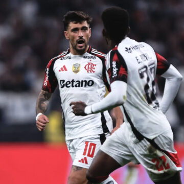 Flamengo vira sobre o Corinthians em Itaquera e abre 4 pontos na liderança. Confira lances e gols