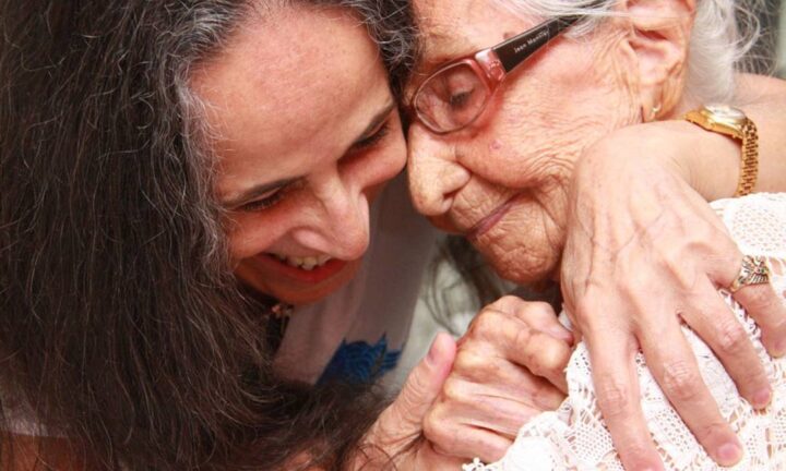 ‘Você é toda Bahia’: Bethânia homenageia Dona Canô na data de seu nascimento