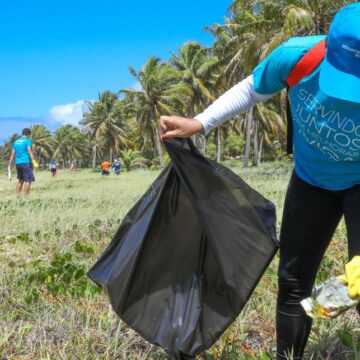 Mutirão de limpeza mobiliza 100 voluntários nas praias de Salvador e Arembepe