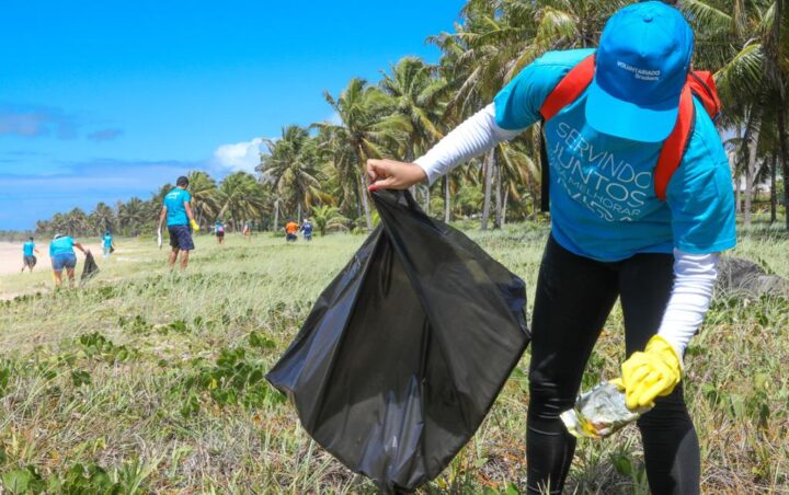 Mutirão de limpeza mobiliza 100 voluntários nas praias de Salvador e Arembepe