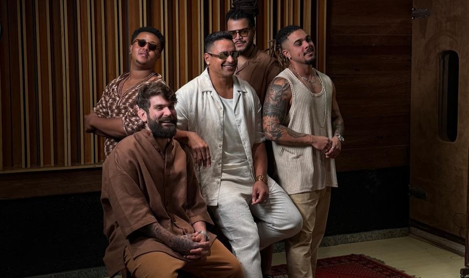 Banda Filhos do Brasil antecipa clima do verão em pagodão baiano gravado com Xanddy Harmonia
