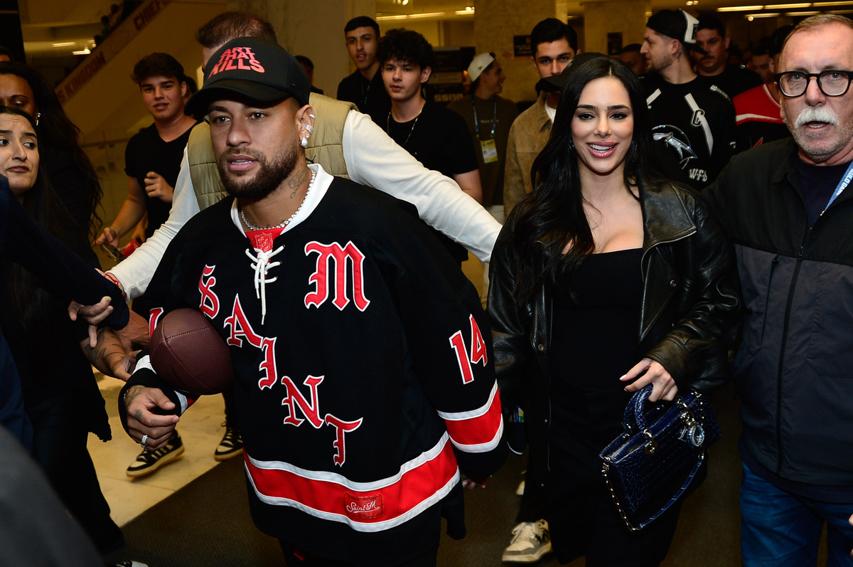 Neymar e Bruna Biancardi prestigiam jogo da NFL em São Paulo