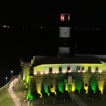 Farol da Barra recebe iluminação especial em verde e amarelo na véspera do 7 de setembro