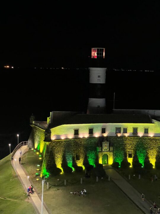 Farol da Barra recebe iluminação especial em verde e amarelo na véspera do 7 de setembro