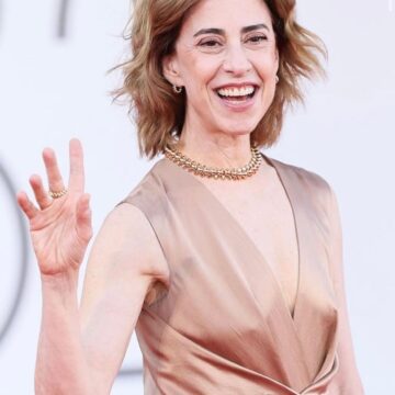 Fernanda Torres desfila em Veneza com look de Giorgio Armani, após morte do estilista