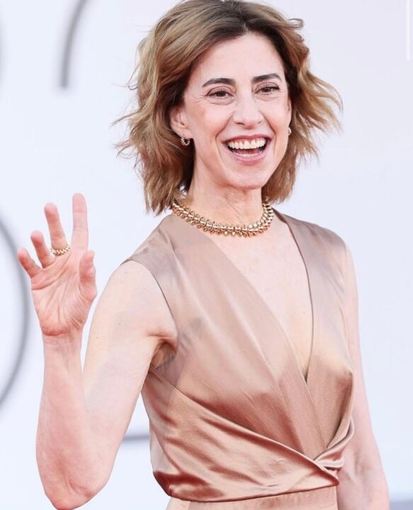 Fernanda Torres desfila em Veneza com look de Giorgio Armani, após morte do estilista