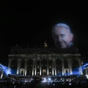 Vaticano realiza show de drones com homenagens ao papa Francisco e obras de Michelangelo