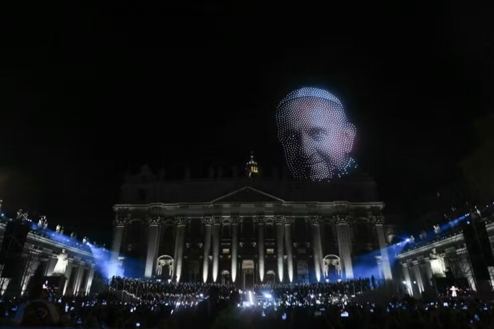 Vaticano realiza show de drones com homenagens ao papa Francisco e obras de Michelangelo