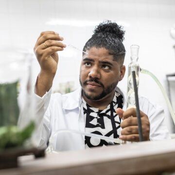 Pesquisador quilombola da UFBA recebe prêmio nacional por integrar ciência, plantas medicinais e saberes ancestrais