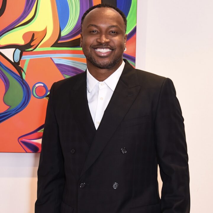 Thiaguinho posa elegante no Favela Gala 2025 antes de subir ao palco do evento