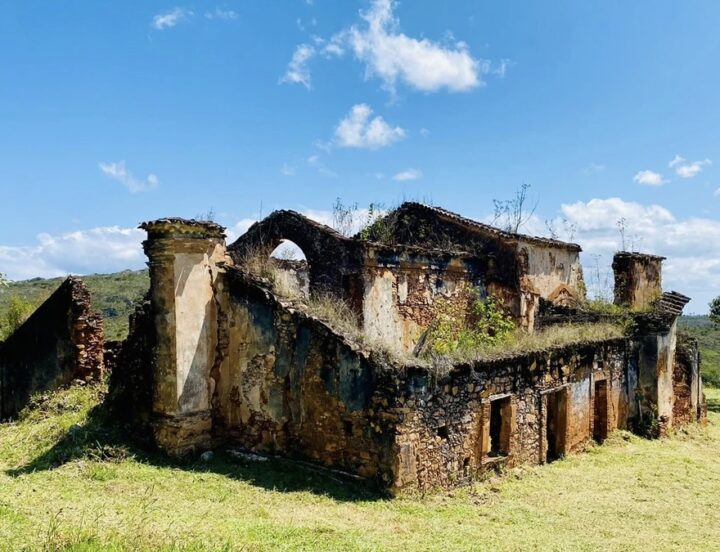 Risco de desabamento ameaça igreja histórica na Chapada Diamantina