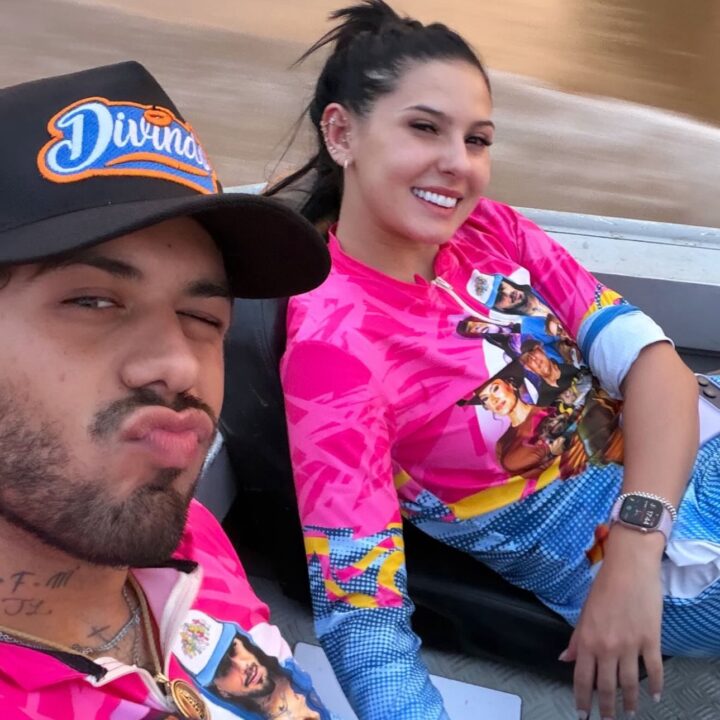 Zé Felipe e Ana Castela surgem de mãos dadas em passeio no Pantanal