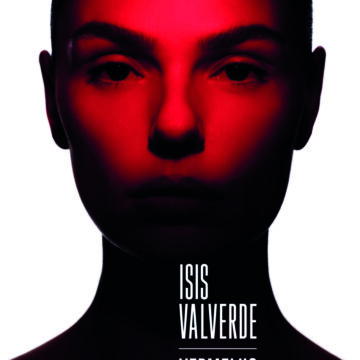 “Um livro que sangra”: Isis Valverde lança coletânea de poemas autorais com confissões líricas e intensidade emocional