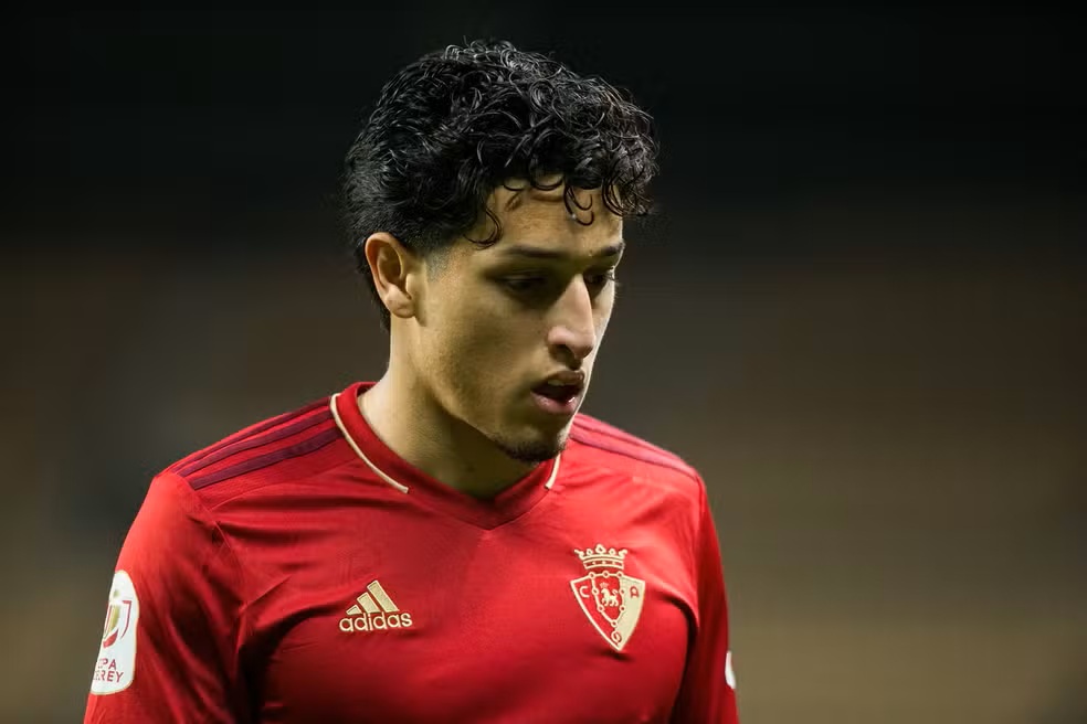 Kike Saverio, atacante formado no Barcelona, chega para reforçar o Vitória