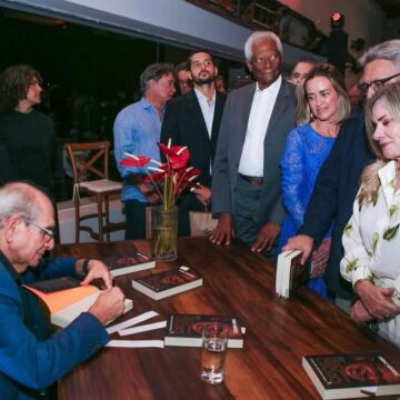 Mário Kertész lança autobiografia em Salvador com sessão de autógrafos aberta ao público