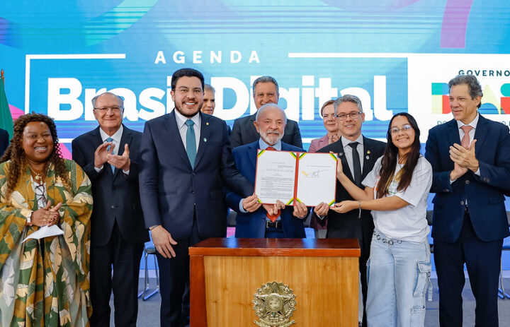 ‘Preocupação compartilhada’, diz Lula ao sancionar lei que protege crianças na internet
