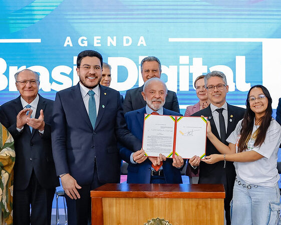 ‘Preocupação compartilhada’, diz Lula ao sancionar lei que protege crianças na internet
