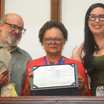 Reitora da UFSB, Joana Angélica Guimarães recebe Comenda 2 de Julho