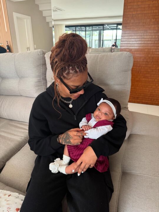 Ludmilla compartilha registro fofo com a filha Zuri e público reage: “Cópia”