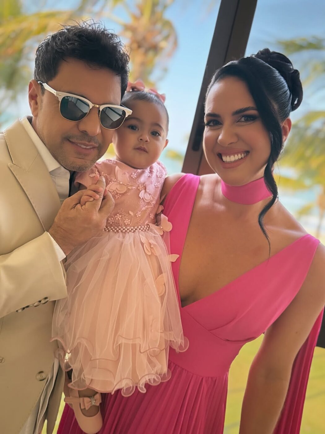 Filha de Graciele Lacerda e Zezé di Camargo esbanja fofura em casamento no Nordeste