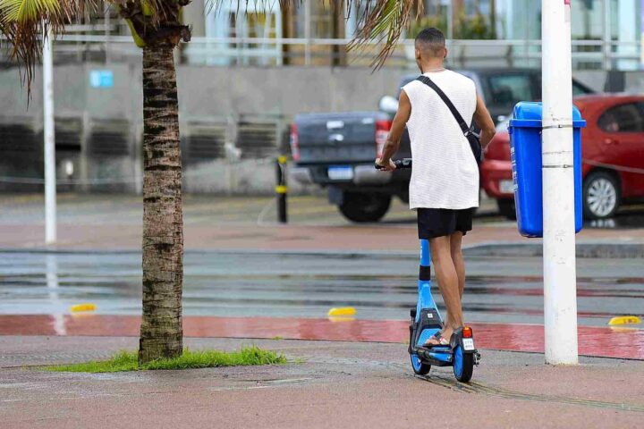 Mais de 10 mil usuários já foram abordados por uso incorreto de patinetes elétricos em Salvador