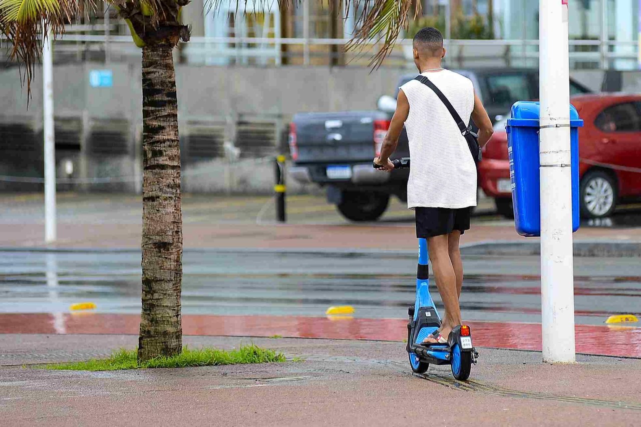 Mais de 10 mil usuários já foram abordados por uso incorreto de patinetes elétricos em Salvador