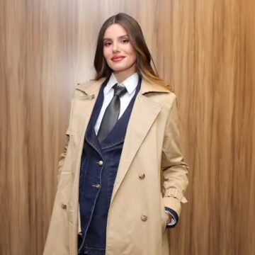 Camila Queiroz disfarça barriguinha de gravidez em evento de moda em SP