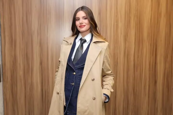 Camila Queiroz disfarça barriguinha de gravidez em evento de moda em SP