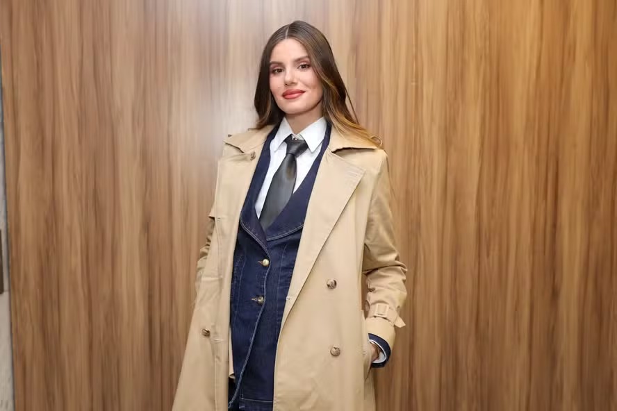 Camila Queiroz disfarça barriguinha de gravidez em evento de moda em SP