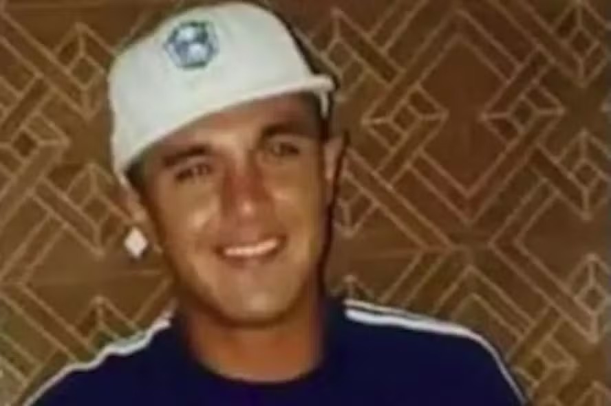 Jovem declarado morto aparece no próprio velório e deixa familiares em choque